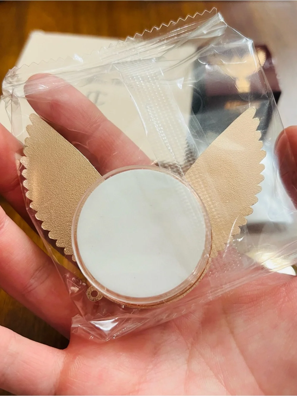 Charlotte Tilbury phone grip w/ Airbrush Flawless Finishing Powder Number 1